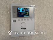 誰が来てもわかる様にモニター付きインターホンを設置。快適と安らぎを合わせた優しい設計。 
