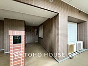 【玄関ポーチ】　特別感が感じられる住戸玄関まわりです。