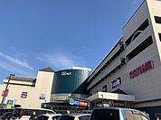 本牧フロント　700m　スーパー三和、ホームセンターコーナン、デジタル＆生活家電専門店ノジマなどからなる商業施設。 