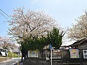 小菅ヶ谷幼稚園　800m　無限の可能性を秘めている幼児の発達を助長し、心身ともにたくましい子供を育てることが教育目標です。 
