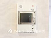 誰が来てもわかる様にモニター付きインターホンを設置。快適と安らぎを合わせた優しい設計。 