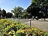 周辺：三ツ沢公園　750m　野球場やテニスコート等の施設やお子様が遊べる遊具もあります。四季折々の草花も楽しめる広い公園。   