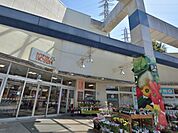 そうてつローゼン山手台店　800m　127台の駐車場を完備。お惣菜も充実しているので、忙しい主婦の方には助かりますね。 
