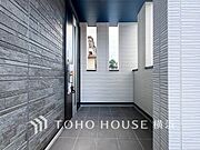 お住まいの顔となる玄関。住まう方のプライドを満たすクオリティを備えています。 