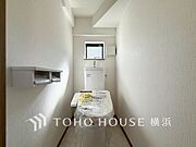 換気と明るさに配慮した、清潔感溢れるトイレ。落ち着いた空間で安らぎのひとときをお過ごしいただけます。