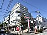 周辺：プララSUGITA　550m　杉田駅直結のショッピングプラザ。東急ストアをはじめ、約60のお店やクリニック、施設が入っています。 