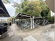 屋根付きの駐輪スペースは、雨風から大事な愛車を守ってくれます。
