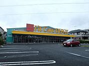Fit Care DEPOT 新吉田店　400m　薬・化粧品の他、食品や雑貨等の取り扱いがございます。日常の買い物がスピーディーにできる品揃えです。 