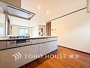 機能性とデザイン性を兼ね備えたシステムキッチン。リビングとの一体感も考慮され、美しい空間が実現。