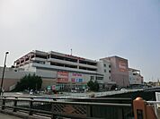 sanwa町田三輪店　1200m　食卓を飾る新鮮な食料品が毎日揃います。家族の笑顔を思い浮かべながらお買い物も楽しいです。 