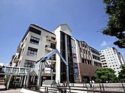 ベイタウン本牧5番街　1000m　スーパー、ドラッグストア、100円ショップの他、フィットネスジムなど多彩なショップがあります。 