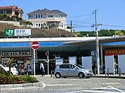 JR横須賀線「逗子」駅　960m　横須賀線・湘南新宿ラインが利用できます。横須賀線は逗子駅で折り返しおよび始発・終点の電車が多いです。 