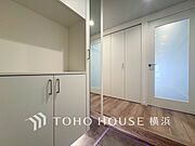 上質感漂う玄関と廊下。居住者の帰り、訪れる方を優しく迎えてくれます。