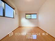 一日の疲れをいやしてくれる寝室。時を忘れて過ごす場所として過ごせるお部屋。