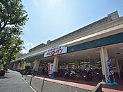 そうてつローゼン六ツ川店　650m　1階の食料品売り場は8時〜22時営業。2階にはドラッグストア、100円ショップ、美容室があります。   