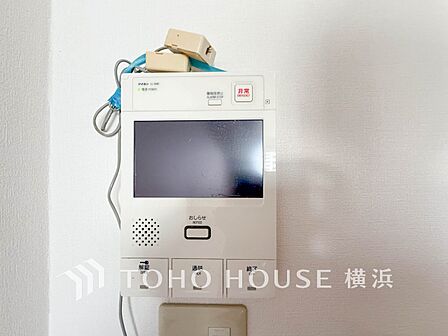誰が来てもわかる様にモニター付きインターホンを設置。快適と安らぎを合わせた優しい設計。