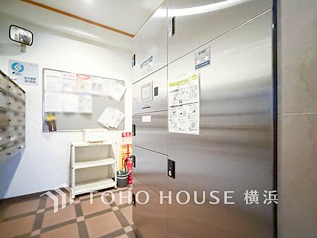 普段留守がちなご家族にも安心な宅配ボックスを完備。再配達を頼む手間を省ける嬉しい設備です。