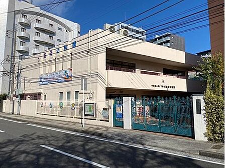 聖母幼稚園 350m キリスト教に基づいた教育を行っています。日本の伝統行事もそれぞれに工夫をして取り入れています。