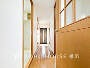 清潔感漂う廊下。各お部屋をつなぐ主要空間として美しく存在しています。