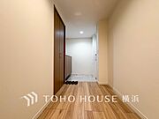 上質感漂う玄関と廊下。居住者の帰り、訪れる方を優しく迎えてくれます。