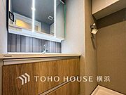 収納たっぷりの洗面台。毎朝身支度で活躍するスペースです。
