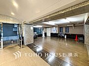外と内をつなぐエントランスロビーは、格調ある雰囲気を漂わせた上質な空間。