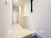 清潔感漂う廊下。各お部屋をつなぐ主要空間として美しく存在しています。