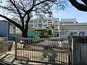 横浜市立篠原小学校　350m　徒歩5分。小学校が近いのは子育てファミリーにもおすすめのポイント。 