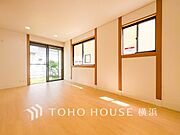 光と風があふれる開放的なリビングダイニングには自然と家族みんなが集まってきます。