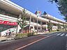周辺：西友二俣川店　900m　二俣川駅南口から続く通り沿いに立地する総合スーパー。食品から衣料品・日用品まで揃っています。 