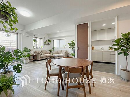 家族と過ごす時間を大切にしたい方にぴったりの明るくゆとりある住空間です。(家具はAI加工)