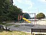 周辺：豊田中央公園　1100m　広いグランドと小さなお子様にも安心な遊具があります。夏にはカブトムシやクワガタが採集できます。 
