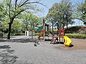 丸山台公園　650m　緑を感じながら散策も楽しめる大きな公園。遊具のエリアや芝生広場、テニスの壁打ち設備もあり楽しめます。 