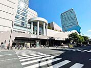 上大岡駅 （京急線・ブルーライン）　2500m　「快特」停車駅。直通で横浜へ1駅8分・品川へ4駅26分。羽田空港へも快適アクセス。 