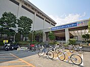 横浜市港北スポーツセンタ　250m　テニスコートや体育室、研修室やトレーニング室を市民は利用できます。 