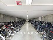 屋内式の駐輪スペースは、雨風から大事な愛車を守ってくれます。