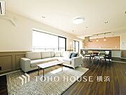 室内には豊かな陽光が注ぎ込み、爽やかな住空間を演出。（家具はAI加工です）