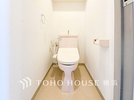 清潔感溢れるトイレ。落ち着いた空間で安らぎのひとときをお過ごしいただけます。