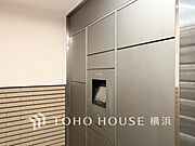 普段留守がちなご家族にも安心な宅配ボックスを完備。再配達を頼む手間を省ける嬉しい設備です。