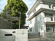 横浜市立緑小学校　450m　徒歩6分。小学校が近いのは子育てファミリーにもおすすめのポイント。 