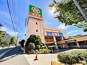 ライフ希望が丘店　650m　チェーン展開するお馴染みのスーパーマーケット。建物内には100円ショップ、マクドナルドも入っています 