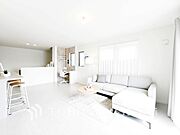 和やかで洗練された空間の演出。寛ぎとコミュニケーションを育む居心地のよい場所。（家具はAI加工です）