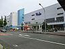 周辺：ビアレヨコハマ新館　1600m　飲食店やドラッグストア、ユニクロや西松屋、しまむらも入る暮らしに便利なショッピングセンター。 