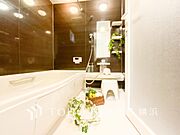 すっきりとした清潔感が感じられ、心身をリフレッシュできる寛ぎを深めてくれるスペースです。