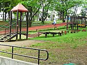 荏田猿田公園　350m　ピクニックができそうな大きな広場が魅力。スライダーやバスケットゴールが有ったり楽しい遊具もたくさん。 