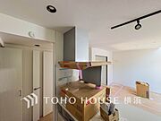 【レンジフード】　換気扇に比べ、煙や臭いを集める能力が高いレンジフードは、日々のお手入れが楽なのも魅力の一つ。