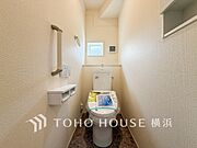 換気と明るさに配慮した、清潔感溢れるトイレ。落ち着いた空間で安らぎのひとときをお過ごしいただけます。
