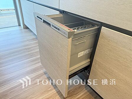 【食器洗浄乾燥機】 手洗いに比べ節水効果が高く、食器の洗浄から乾燥まで、食後の水仕事を軽減します。