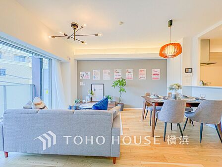 豊かな光が照らすこの場所は、たわいもない会話を楽しみ、ゆったりとした時間を過ごす場所。