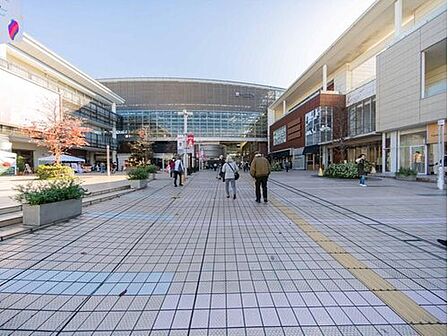 たまプラーザ駅 (東急田園都市線) 1040m 「渋谷」駅へ急行利用で約20分。周辺はおしゃれな住宅街として知られています。